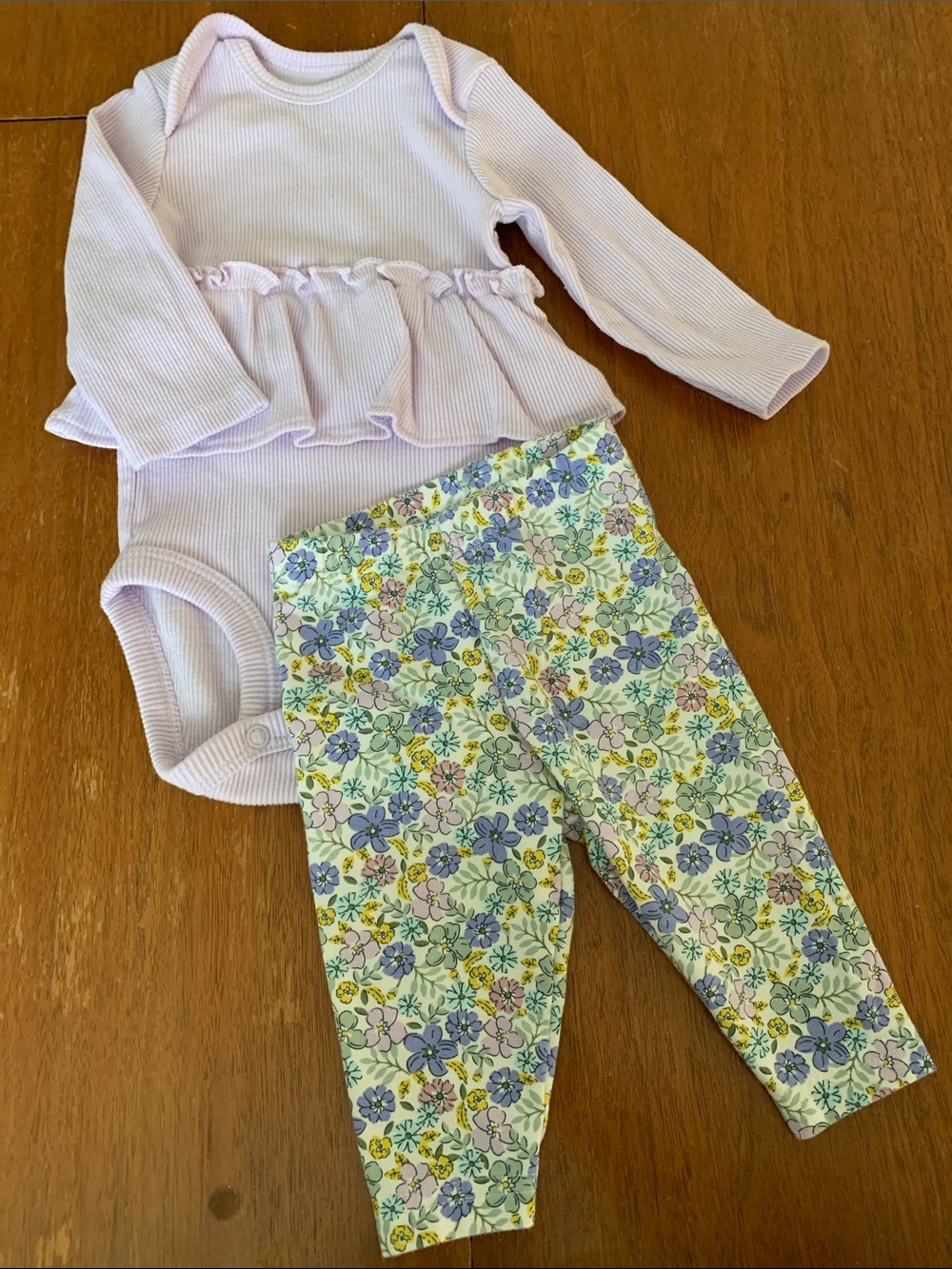 🫐3/$30 NWOT Carter's Lavender Ruffle Bodysuit with Floral Leggings Size 0-3m